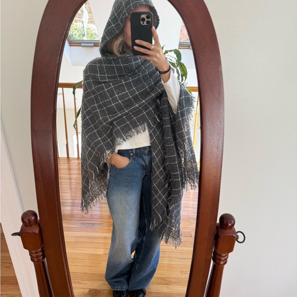 New with tags Mia & Tess gray gingham sweater poncho/cardigan 🩶